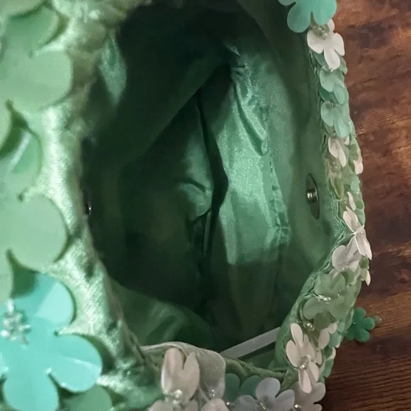 Floral Beaded Green and White Bag 🌿 - Picture 10 of 12